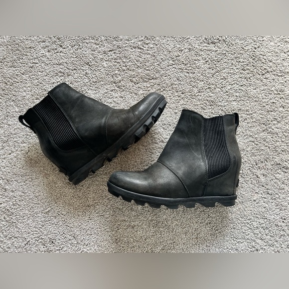 Sorel WOMEN'S Size 9.5 Waterproof JOAN OF ARCTIC WEDGE II Chelsea Ankle Boots - Picture 1 of 6